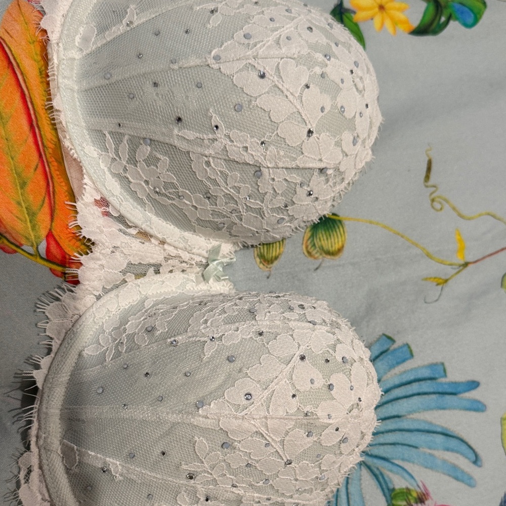 Victoria's Secret White Lace Bra - Picture 5 of 6